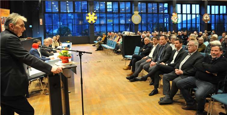 Die Ehrenamtsinitiative „Ich bin dabei“ hat eine Klima-Werkstatt ins Leben gerufen. Etwa 150 Interessierte kamen zur Auftaktveranstaltung in die Mittelrheinhalle, die Bürgermeister Claus Peitz röffnete. Foto: Stadt Andernach/Maurer