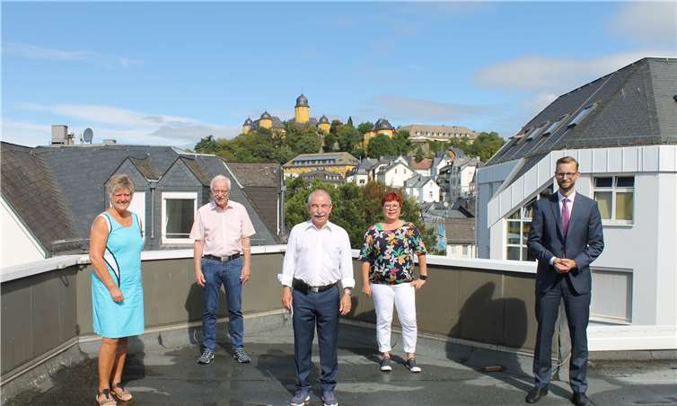 Die Ehrenamtsinitiative „Ich bin dabei“ in der Verbandsgemeinde Montabaur ist fünf Jahre alt. Das feierten gemeinsam (v.l.) die Moderatoren Margit Chiera, Runald Herbertz und Martin N. Annen, die Koordinatorin Judith Gläser und Bürgermeister Ulrich Richter-Hopprich.Foto: VG Montabaur