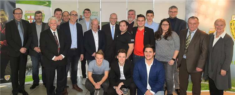 Die Ehrenamtspreisträger aus allen Kreisen wurden ausgezeichnet, hier mit FVR-Präsident Walter Desch (3. von links), Prof. Dr. Lutz Thieme (Präsident Landessportbund Rheinland-Pfalz, 3. von rechts), Monika Sauer (Präsidentin Sportbund Rheinland, rechts) und Jörg Ehlen (Verbandsehrenamtsbeauftragter des FVR, links): (von links) Thomas Gross (DFB-Ehrenamtspreisträger Rhein/Lahn), Marco Schütz (DFB-Ehrenamtspreisträger Westerwald-Sieg), Markus Klapper (DFB-Ehrenamtspreisträger Rhein/Ahr), Werner Kalle (DFB-Ehrenamtspreisträger Mosel), Jan Loosen („Fußballheld“ Rhein/Ahr), Josef Schaich (DFB-Ehrenamtspreisträger Trier-Saarburg), Linus von Keutz („Fußballheld“ Trier-Saarburg), Dr. Claus-Michael Lommer (DFB-Ehrenamtspreisträger Koblenz), Pascal Kindlein („Fußballheld“ Hunsrück/Mosel), Moritz Mayer („Fußballheld“ Koblenz), Rudolf Velten (DFB-Ehrenamtspreisträger Westerwald-Wied), Benjamin Reichel (DFB-Ehrenamtspreisträger Hunsrück/Mosel), Simon Lorse („Fußballheld“ Eifel), David Koca („Fußballheld“ Westerwald-Wied), Jennifer Horn („Fußballheldin“ Westerwald-Sieg) und Klaus Heck (DFB-Ehrenamtspreisträger Eifel). Es fehlen die „Fußballhelden“ Moritz Detrois (Rhein/Lahn) und Pascal Thiel (Mosel). Foto: Fußballverband Rheinland e. V.