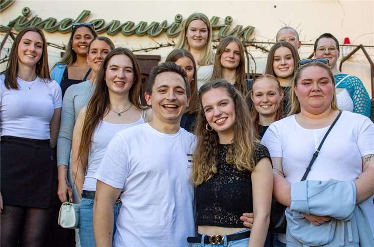 Die Ehrendamen des Junggesellenvereins Bad Hönningen mit dem diesjährigen Maikönigspaar.Fotos: privat
