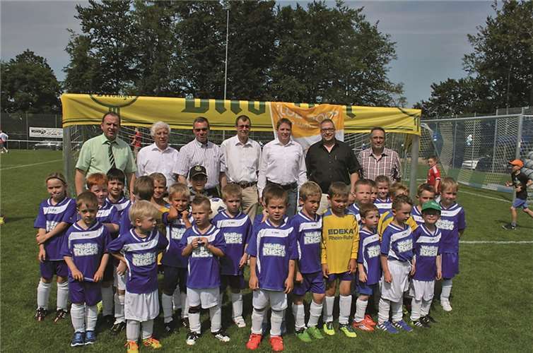 Die Ehrengäste Johannes Bell, Fritz Langenhorst, Horst Gies, Norbert Weise, Achim Schmitt, Stefan Friedsam und Josef Frings versammelten sich mit den Bambinis des SC Kempenich. WER