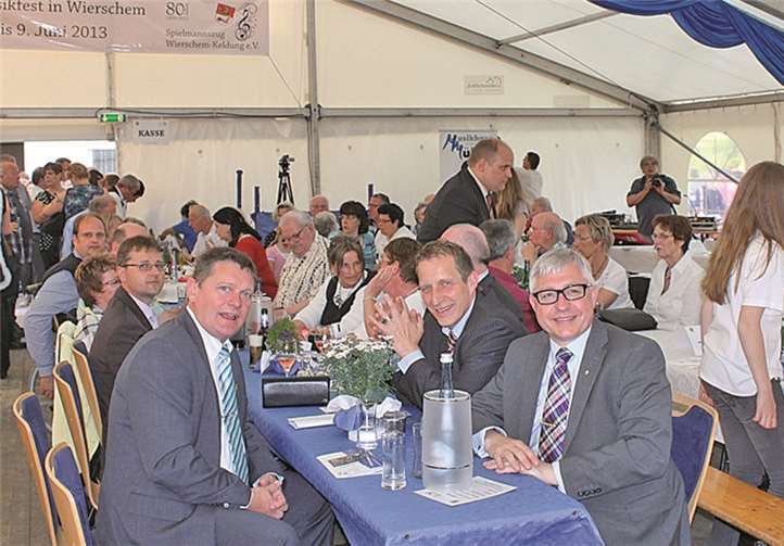 Die Ehrengäste, Thomas Bach Vorsitzender des Kreismusikverbandes (v.li.), Pfarrer Guido Lacher (v.r.) und der Bürgermeister der Verbandsgemeinde Maifeld Maximilian Mumm (2.v.r.) hatten sichtlich Spaß an der Veranstaltung.