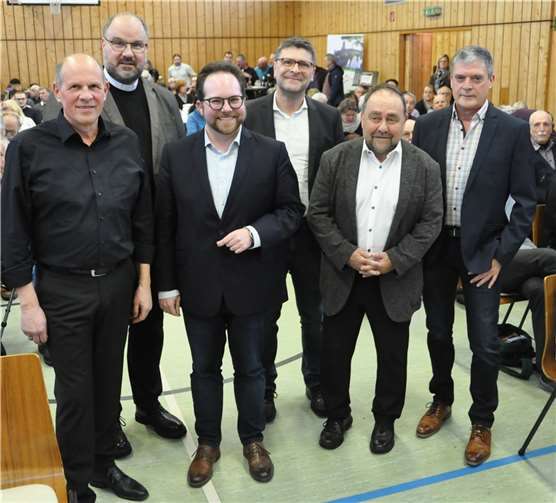 Zum 23. Male musizierte der Klangkörper für die „Martinshilfe“ Die Ehrengäste: Verbandsbürgermeister Alfred Schomisch (2.v.r.) und Dirigent Günter Bast (1.v.l.) freuten sich über die Gäste Pastor Jörg Schuh, Erster Kreisbeigeordneter Pascal Badziong Oliver Engels Volksbank sowie den Hausherr Erwin Augel.