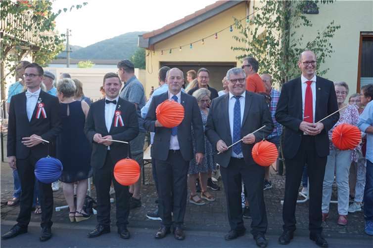 Die Ehrengäste beim Abholen des Vorsitzenden Till Wagner (2.v.l.): Hauptmann Steffen Jungbluth, Ortsbürgermeister Oliver Labonde, Kreisbeigeordneter Michael Mahlert und Verbandsbürgermeister Jan Ermtraud.