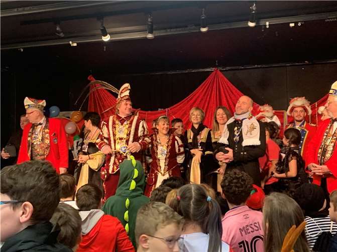 Die Ehrengäste der Brohltalschule waren das Niederzissener Prinzenpaar Achim I. und Anja II. mit Gefolge.  Foto:privat