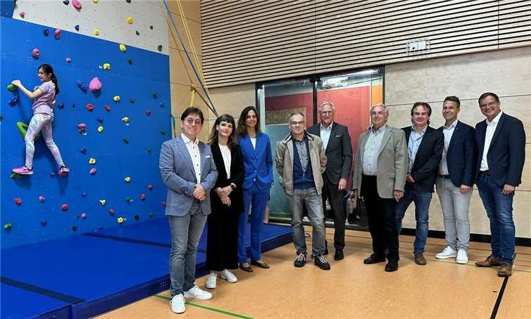 Die Ehrengäste der Einweihungsfeier vor der neuen Kletterwand der Boeselager-Realschule Ahrweiler.  Foto:Ralf Breuer