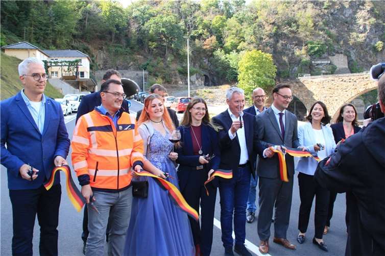Die Ehrengäste der Tunnelfreigabe in Altenahr mit dem zerschnittenen schwarz-rot-goldenen Band.