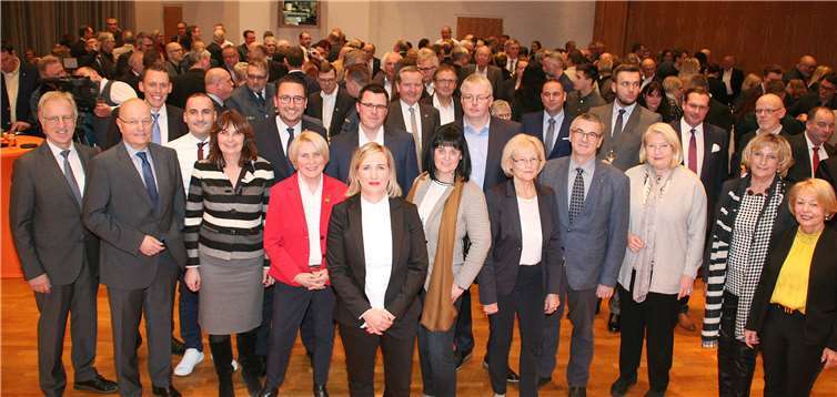 Die Ehrengäste des CDU-Neujahrsempfanges stehen im wahrsten Sinne des Wortes alle hinter ihrer Oberbürgermeisterkandidatin Sandra Karduck. Fotos: WE