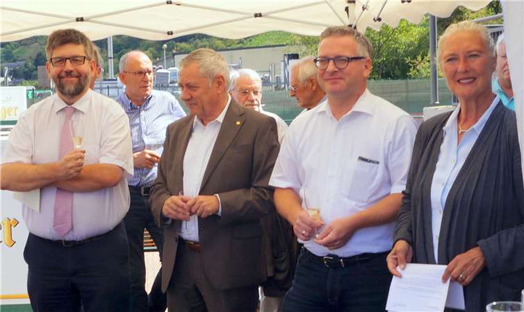 Die Ehrengäste standen wohl beschattet bis zu ihrem Redeeinsatz unter einem Sonnensegel.