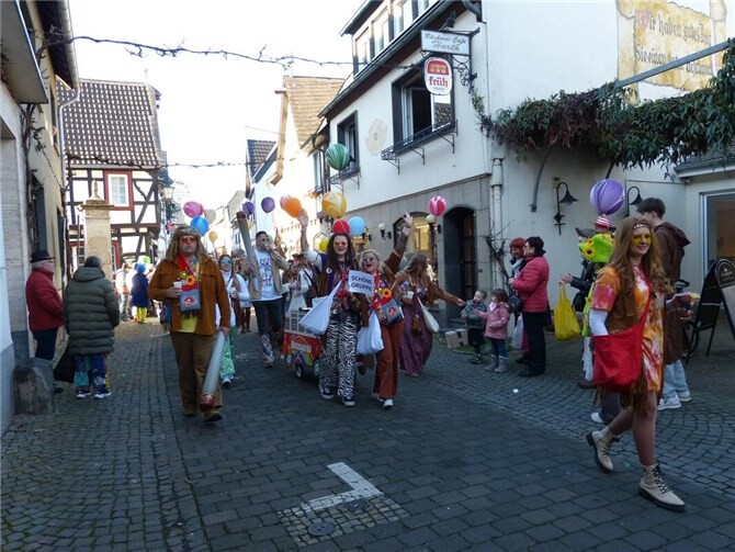 Die Ehrengarde der Großen Erpeler Karnevalsgesellschaft 1905 e.V. beim Karnevalszug 2025.  Foto: Brigitte Oberdries