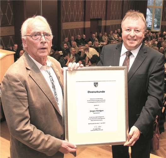 Die Ehrenkunde des Kreises Ahrweiler überreichte Landrat Dr. Jürgen Pföhler (r.) dem scheidenden Vorsitzenden Jürgen Kindgen.