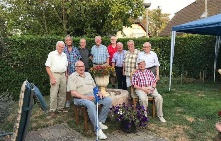 Die Ehrenmitglieder Heinrich Ockenfels und Willi Ueberbach umringt von Artur Grams, Christoph Kötting, Heinz Sanner, Hans Schäfer, Arno Ockenfels, Josef Ueberbach, Friedhelm Salzig und Friedrich Falkenberg. Der Fotograf Hans-Georg Schäfer ist nicht auf dem Bild. Foto: privat