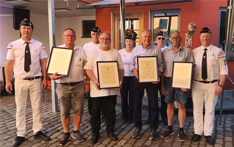 Die Ehrenmitglieder Hermann-Josef Korn (Zweiter v. rechts), Herbert Ehrenstein (Dritter v. rechts), Werner Ehrenstein (Zweiter v. links) und Günther Rath (Dritter v. links) erhielten die Ehrenurkunde vom Vorsitzenden Thomas Dreier (rechts).