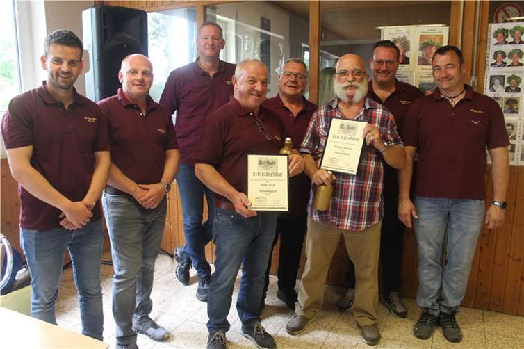 Die Ehrenmitglieder Willi Reck (4. von links) und Walter Schmitz (3. von rechts) mit Vorstandsmitgliedern des Junggesellenvereins Ober-Polch 1842 e.V.. Foto:privat