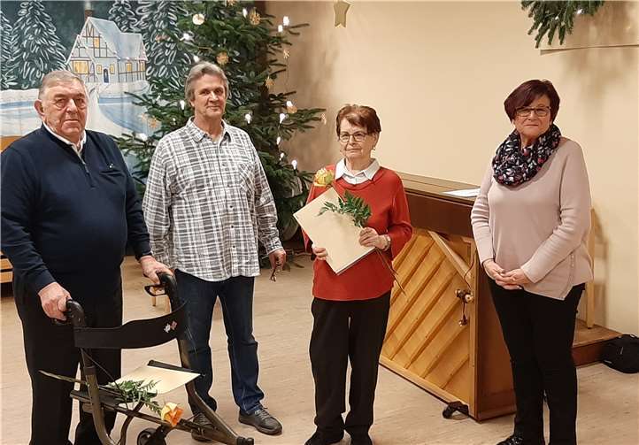 Die Ehrenmitglieder des Chors Marliese Rissel und Josef Simon wurden mit Urkunden und Ehrennadeln des Bistums ausgezeichnet. Fotos: privat