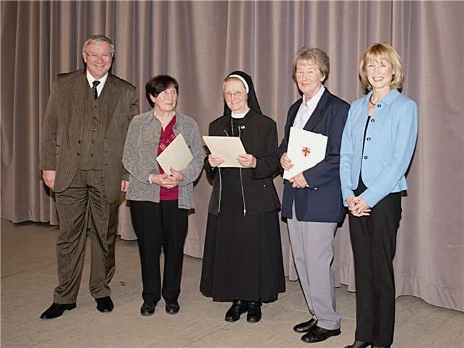 Die Ehrennadel der Stadt Koblenz für besonderes soziales Engagement erhielten in diesem Jahr Adelheid Arneth, Schwester Mechthild Hoffend und Inge Geers. (Mitte v.l.) Verliehen durch Oberbürgermeister Joachim Hofmann-Göttig. Laudatio hielt Bürgermeisterin Marie-Theres Hammes-Rosenstein. (r.) - US -