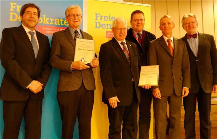 Die Ehrennadel der Vereinigung Liberaler Kommunalpolitiker (VLK) für mehrere Jahrzehnte Engagement in Kreistag und Gemeinderat wurde verliehen.