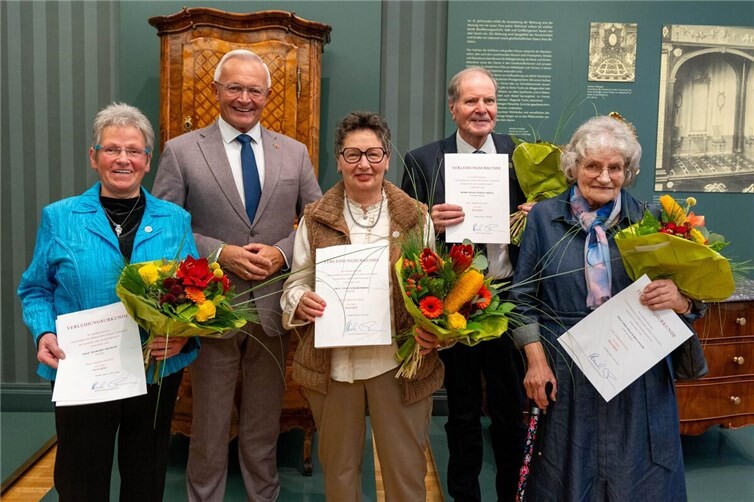 Die Ehrennadel des Landes Rheinland-Pfalz überreichte Landrat Achim Hallerbach jetzt an Edeltraud Billinger aus Linz, Anna Scharenberg aus Hausen-Frorath, Margret Heßler aus Hausen und Heinz-Jürgen Dröge aus Bad Hönningen.Foto: Martin Boden / Kreisverwaltung Neuwied