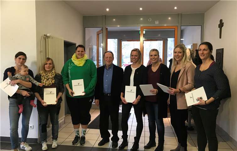 Die Ehrennadel in Bronze erhielten im Damenbereich Nathalie Oster, Maren Roetsch, Kristina Korb, Vorsitzender Josef Bartz Astrid Israel, Stephanie Henn, Christina Henn, Jessica Gerlach.privat