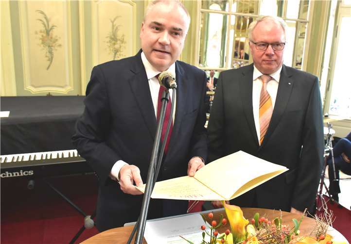 Die Ehrennadel in Gold des Deutschen Genossenschafts- und Raiffeisenverbands überreichte Ralf Barkey links dem scheidenden Banker Jürgen Lacher.