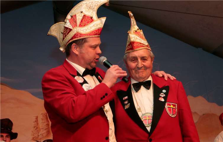 Die Ehrennadel in Gold für 54 Jahre KG Zugehörigkeit wurde vom Ersten Vorsitzenden Michael Pauly an Erwin Schumacher (re.) überreicht.