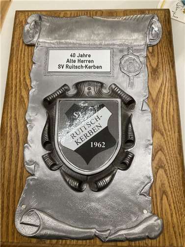 Die Ehrenplakette wird einen Platz im Vereinsheim finden.