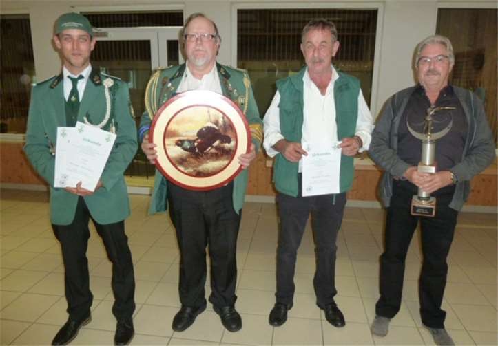 Die Ehrenscheibe konnte sich Detlef Osiecki (2. v. li.) mit dem weidmännisch besten Schuss sichern.