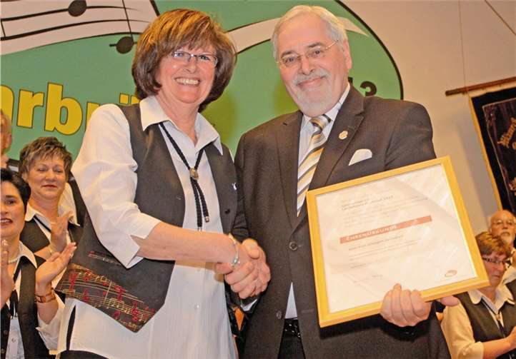 Die Ehrenurkunde des Chorverbandes Rheinland Pfalz überreicht Vorsitzender Dr Karl Wulf an die Vorsitzende Rita Löhndorf.