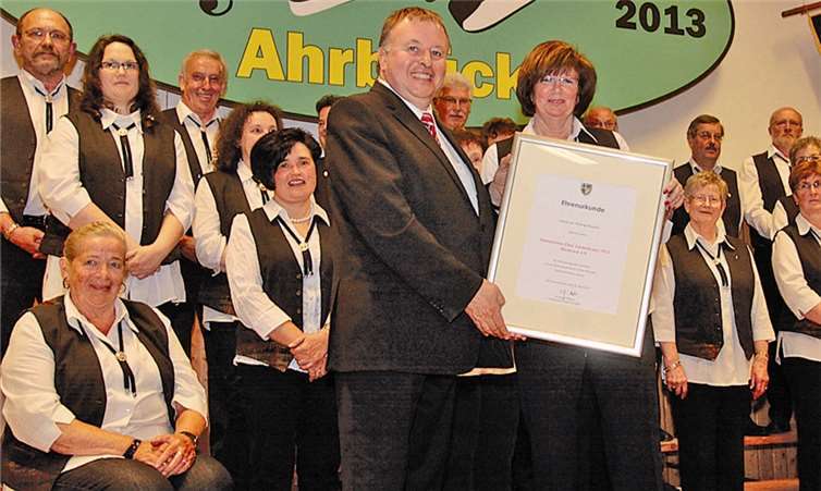 Die Ehrenurkunde des Kreises Ahrweiler überreichte Landrat Dr. Jürgen Pföhler an die Vorsitzende Rita Löhndorf. SES