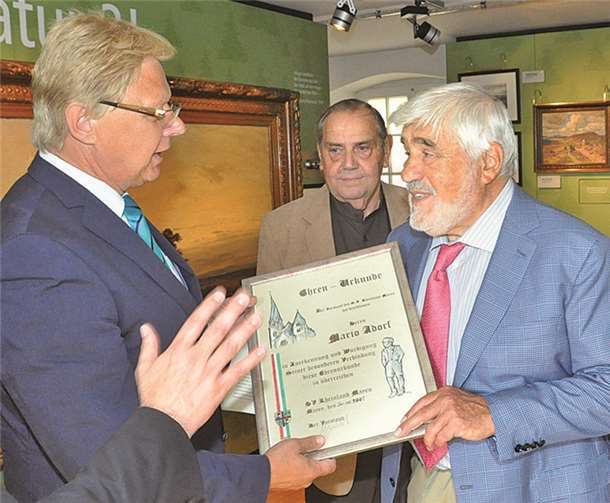 Die Ehrenurkunde erhielt Mario Adorf vom 1. Vorsitzenden des SV Rheinland, Rolf Schäfer.