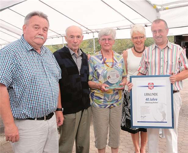 Die Ehrenurkunde und die Ehrenplakette des TuWi aus der Hand des Vorsitzenden Detlef Goebel (l.) und seiner Stell. Sigrid Seulen (2.v.r) erhielten (v.l.): Abteilungsleiter Wolfgang Weinbach mit dabei die ersten Mitglieder der Reitabteilung, Hans Albert und Adelheit Jacoby.SES