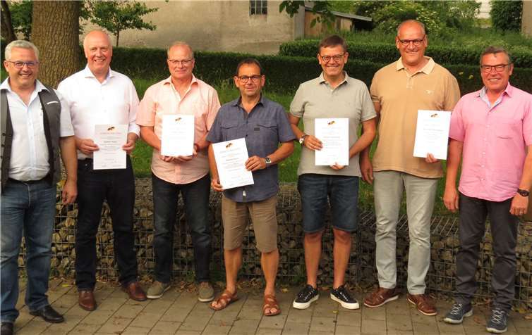 Die Ehrenurkunden des Gemeinde- und Städtebundes Rheinland-Pfalz für langjährige, kommunalpolitische Tätigkeiten im Ortsgemeinderat Hambuch überreichte Bürgermeister Albert Jung an Matthias Hetger (20 Jahre), Herbert Hetger (25 Jahre), Manfred Mayer (30 Jahre), Herbert Sesterhenn (20 Jahre), Horst Dieter Brengmann (20 Jahre) und Franz-Josef Brengmann (30 Jahre). Fotos: privat