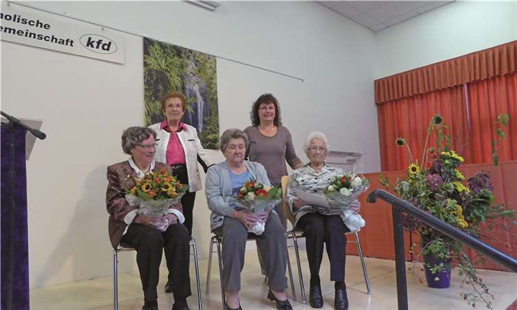 Die Ehrenurkunden für 60 Jahre Mitgliedschaft wurden Frau Marlene Busch, Erna Zirwes und Maria Fühner durch die Ehrenvorsitzende Gisela Gecks überreicht.privat