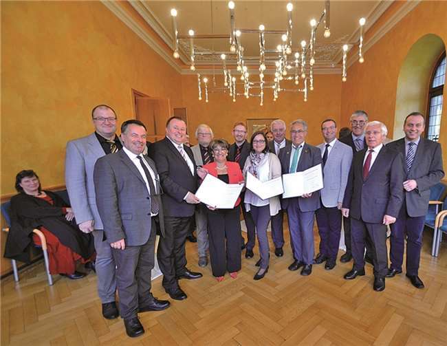 Die Ehrenurkunden überreichte Landrat Dr. Jürgen Pföhler im Kreishaus an Emine Balfi, Ulrike Weiß und Franz-Albert Günther, viele Gratulanten freuten sich mit. WM