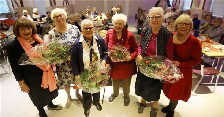 Die Ehrenvorsitzende Elisabeth Sandig (links) und die stellvertretende Vorsitzende Helga Möller Röser (rechts) konnten (von links) Marita Hirth für 30 Jahre, Rosemarie Müller für 40 Jahre, Herta Busch für 45 Jahre und Margarete Schramm für 25 Jahre mit Urkunde und Blumenstrauß auszeichnen. privat