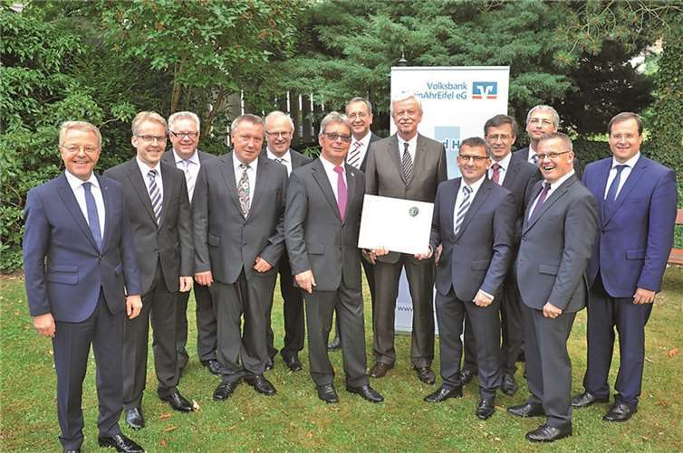 Die Ehrung Walter Hoffmanns durch die Volksbank RheinAhrEifel in Walporzheim.Martin Gausmann