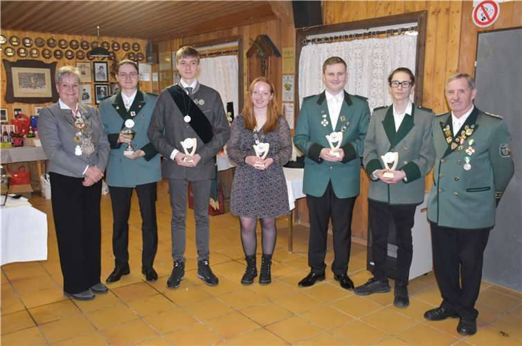 Die Ehrung beim Adlerschießen der Jungschützen übernahmen Königin Margarete I. und Hptm. H.-P. Floter, v.l. die Königin , Rumpfschütze Jakob Pauly, Schweif Alessandro Nonn, re. Flügel Sarah Buckesfeld, li- Flügel Matthias Pauly, Kopf Georg Schmitt, und Hptm. und 1.Vors. Floter.