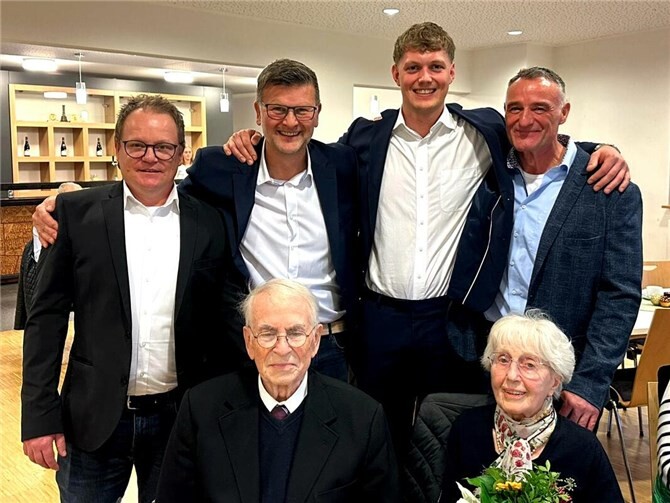 Die Ehrung der Teilnehmer Peter und Lieselotte Heuser durch den Ortsbürgermeister Günter Dietzler mit seinen beiden Beigeordneten Christian Hammer und Oliver Greis sowie dem Vorsitzenden der Königsfelder Junggesellen Peter Lehnhoff.Foto: Saskia Antwerpen