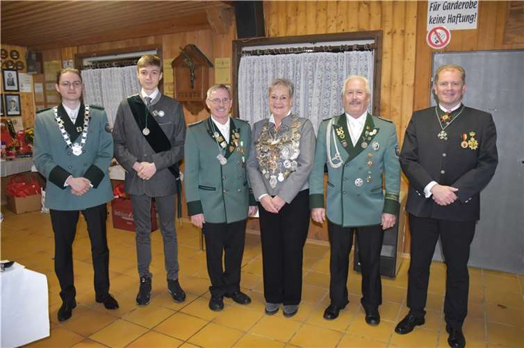 Die Ehrung der Vereinsmeister wurde als Team von Jungschützenkönig Jakob Pauly u. Ihrer Majestät Königin Margarete I. durchgeführt (v.l.:) Jakob Pauly, Jungschützensieger 15 Schuss LG, Alessandro Nonn, Sieger im 15 Schuss KK 50 m, aufgelegt, und 5 Schuss KK50 m, angestrichen Hans-Peter Floter, Königin Margarete Reimsbach, Sieger off. Kl. 15 Schuss LG aufgelegt , u. 5 Schuss 10 m LP Harald Braun, und Freihandmeister 3 Schuss KK 50 m Stephan Pauly. Fotos: privat