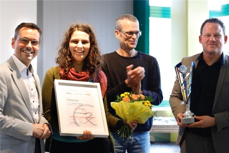 Die Ehrung des SCHULRADELN-Siegers 2025 mit Übergabe der Urkunde und des Wanderpokals: v. l. David Langner (Oberbürgermeister der Stadt Koblenz), Anna Grüterich (Team-Captain Asterstein), Ralph Emmerich (Team Radverkehr der Stadt Koblenz) und Bastian Staudt (Schulleiter des Gymnasiums auf dem Asterstein). Foto: Kai Hörstensmeyer