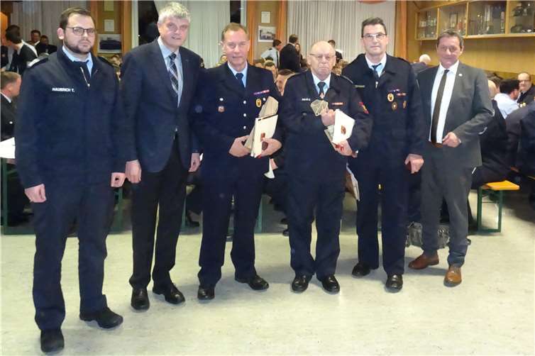 Die Ehrung für 45 Jahre Treue zur Feuerwehr: v.l.: Tobias Haubrich, BM Klaus Müller, Eckhard Becker, Egon Mielke, Wilfried Hannappel, Landrat Achim Schwickert. Fotos: WR