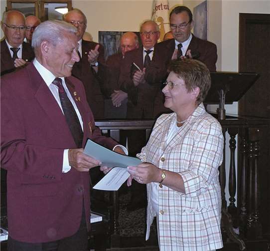 Die Ehrung für Ewald Knieps nahm Frau Gerber vom Kreischorverband vor. privat