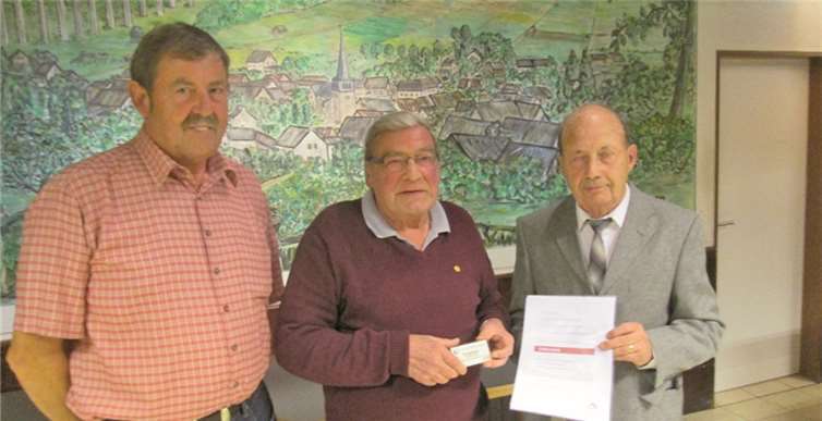 Die Ehrung für Sänger Karl Heinz Liersch nahm stellvertretend für der Vorsitzenden des Kreischorverbandes Ahrweiler Alfons Schmickler vor. privat