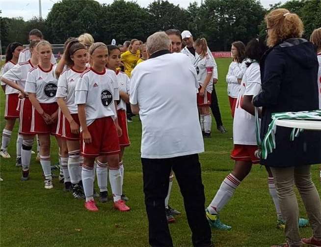 Die Ehrung für den zweiten Platz durch den Fußballverband Mittelrhein.