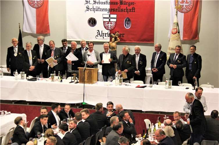 Die Ehrung treuer Mitglieder prägte den Abend der Gesellschaft der Ahrweiler Bürgerschützen. Rund 90 Jubilare wurden ausgezeichnet.  Fotos: GS