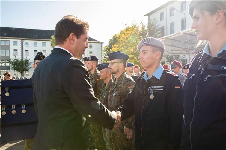 Die Ehrung übernahm der Parlamentarische Staatssekretär beim Bundesministerium der Verteidigung, Thomas Hitschler, in Anwesenheit von angetretenen Abordnungen aus allen Teilstreitkräften und Organisationsbereichen der Bundeswehr.  Foto: Bundeswehr/Michael Laymann