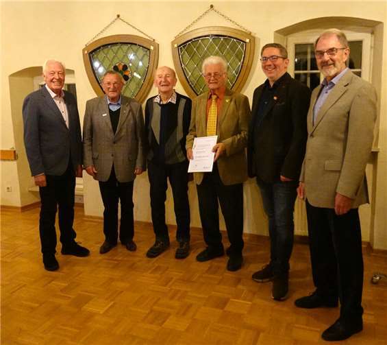 Die Ehrung (v.l.): Friedrich Hermes, Peter Weiler, Hans-Werner Schneider, Helmut Engel, Bertram Ochs und Rolf Müller.  Fotos: privat