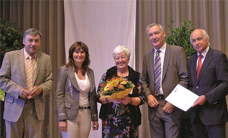 Die Ehrung von Christa Dressler beim Herbstfest, (v.l.) Hans Imo, Mechthild Heil, Christa Dressler Bernhard Schneider, Bernhard Mauel.  Lothar Spitzley