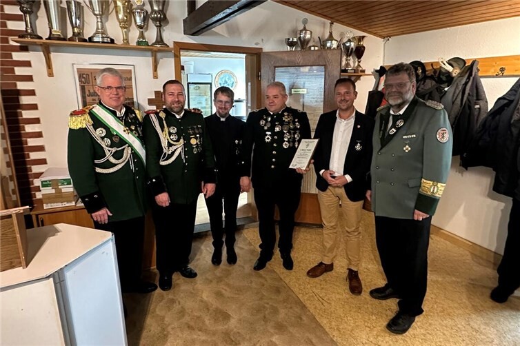 Die Ehrung von Hans-Dieter Lohmer mit dem silbernen Verdienstkreuz durch Helmut Beu.Foto: St. Sebastianus Schützengesellschaft Remagen