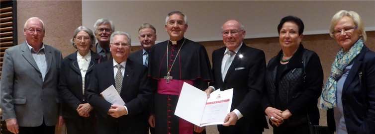 Die Ehrung von Heinz Schäfer (3.n.r.) durch Weihbischof Franz Josef Gebert erfolgte im Kreis einiger SMB-Mitakteure (v.l.): Horst Nöthen, M.-Therese Adler, Dieter Preß, Pastor Ludwig Müller, Peter Schaaf, Cilli Schäfer und Ruth Bauchmüller. Fotos: PRESS